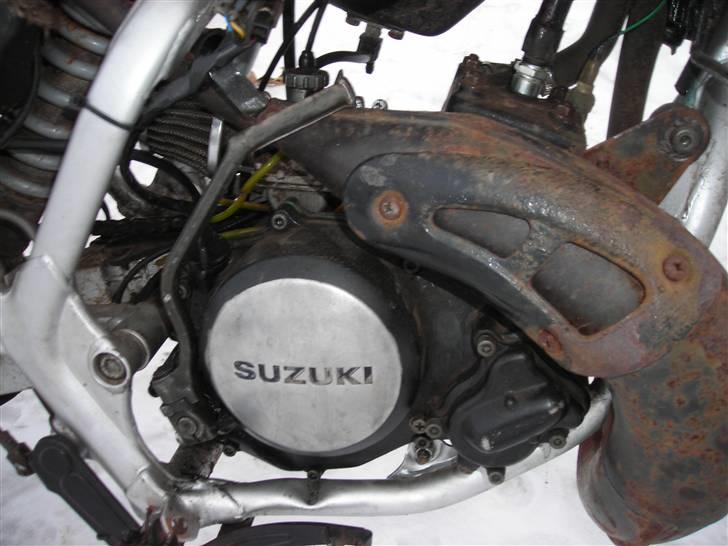Suzuki Rmx LC DD FISSE MAGNET - Motoren. Udstødningen bliver snart malet. (Den jeg har på de andre billeder er med plump derfor er den ikke på nu) billede 13