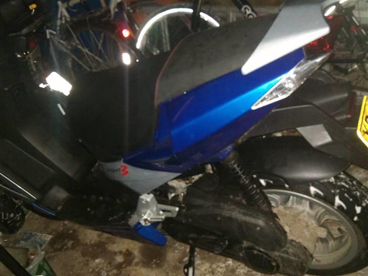 Peugeot speedfight3 skole scooter - den anden side og lidt bagfra billede 4