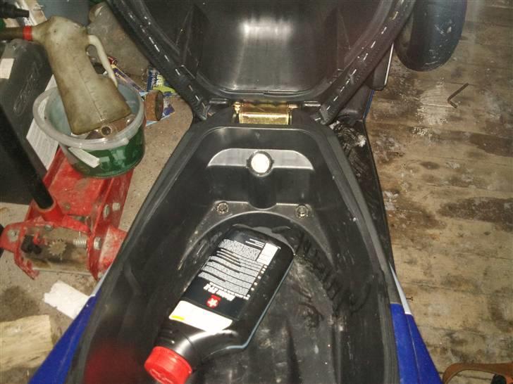 Peugeot speedfight3 skole scooter - 12volt stick i hjelmrum billede 7