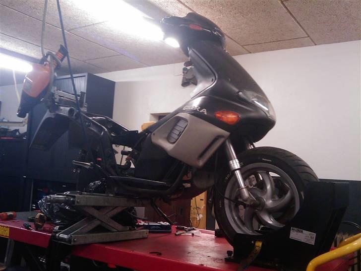 Gilera Runner SP LC DD - BYTTET - da jeg fik den, den kørte ikke da tidligere ejer ikke gavde skiftet pakninger efter han skiftede stempel så der var vand i krumtapshuset. billede 2