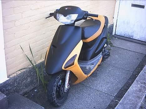 Honda SFX sport - det er godt nok ikk min scooter, men overvejer lidt den samme matsort farve... det ser da meget godt ud til det orange...!??! :P billede 11