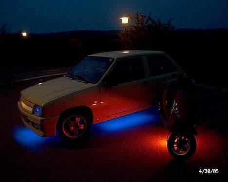 Piaggio New Zip - Miss Zippovic ved siden af gejler corsaen :P - Hehe.. Neon amokka :P billede 8