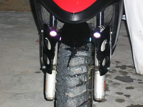Yamaha bws ng SOLGT!!! - ikke så godt billed men man kan se mine spots der er sat ved forgafflen. mega fedt lys i mørke.. billede 9