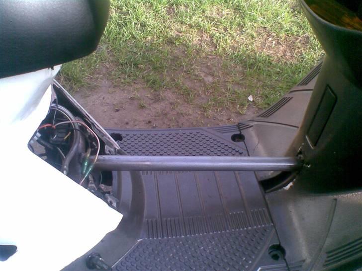 Yamaha Jog As <{SOLGT}> - Stel forstærker fordi stellet ellers ville være rimelig farligt at køre på. billede 8