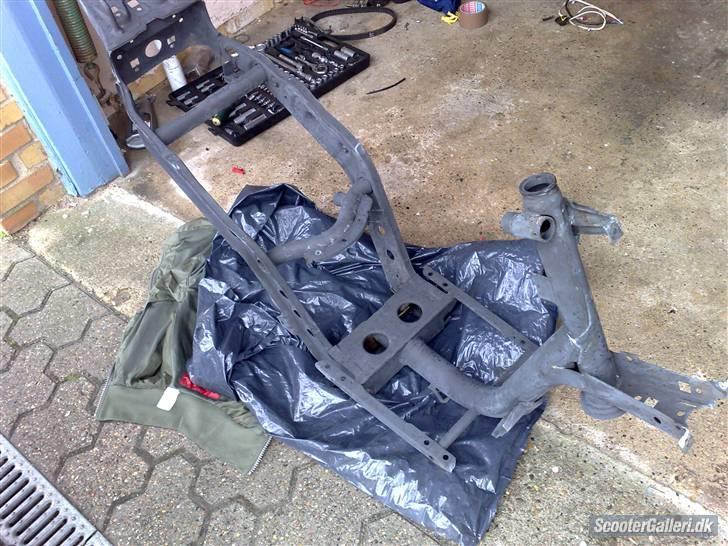 Gilera stalker projekt 1% færdig - ja alt starter jo et sted såden så den ud og så med sæde og forgaffel og nogle rigtig gramme skjolde billede 13