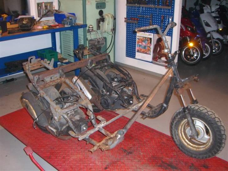 PGO hot 50 med sidevogn  - lige da stellet er sat sammen  billede 11