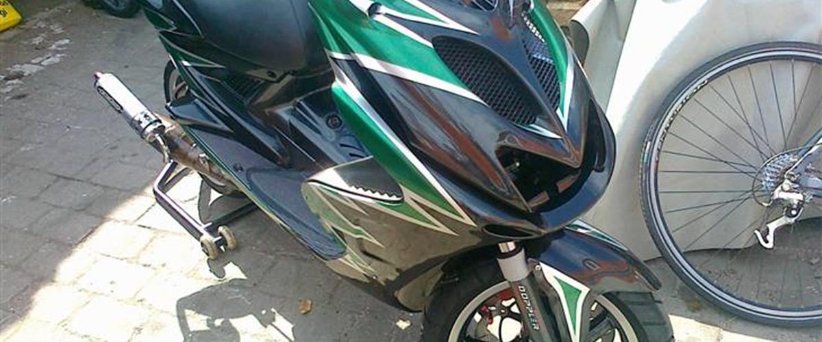 Sorte＋ Yamaha Aerox Pata Negra - 2003 - Der bliver ændret lidt på