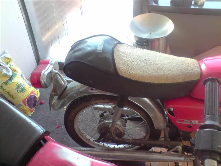 Suzuki K50 - Sæde. en form for lammeskind billede 2