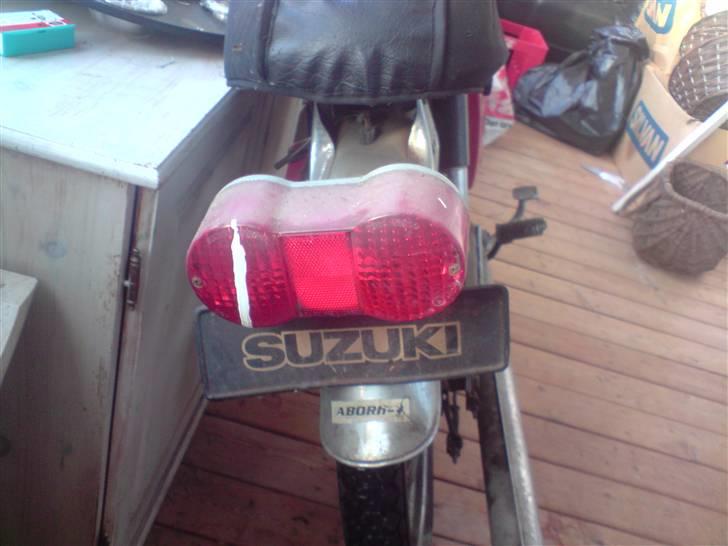 Suzuki K50 - Bagende billede 4