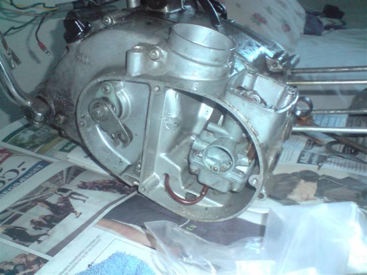 Suzuki K50 - Højre side. med karburator og koblingssnegl billede 6