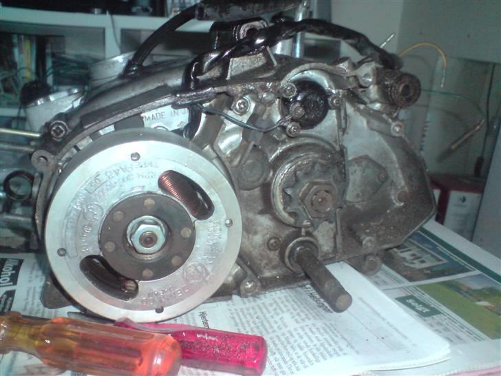 Suzuki K50 - Venstre side . Svinghjulet, billede 7