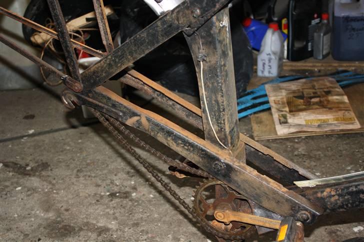 Velo solex 3800 - mit velo solex projekt .den skal sandblæses men har været igang med sandpapir og stålbørste på boremaskinen billede 10