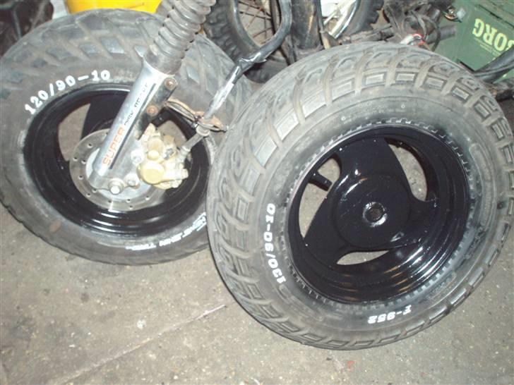 PGO hot 50 lc solgt - nymalet hjul med hvid dæk skrift billede 3