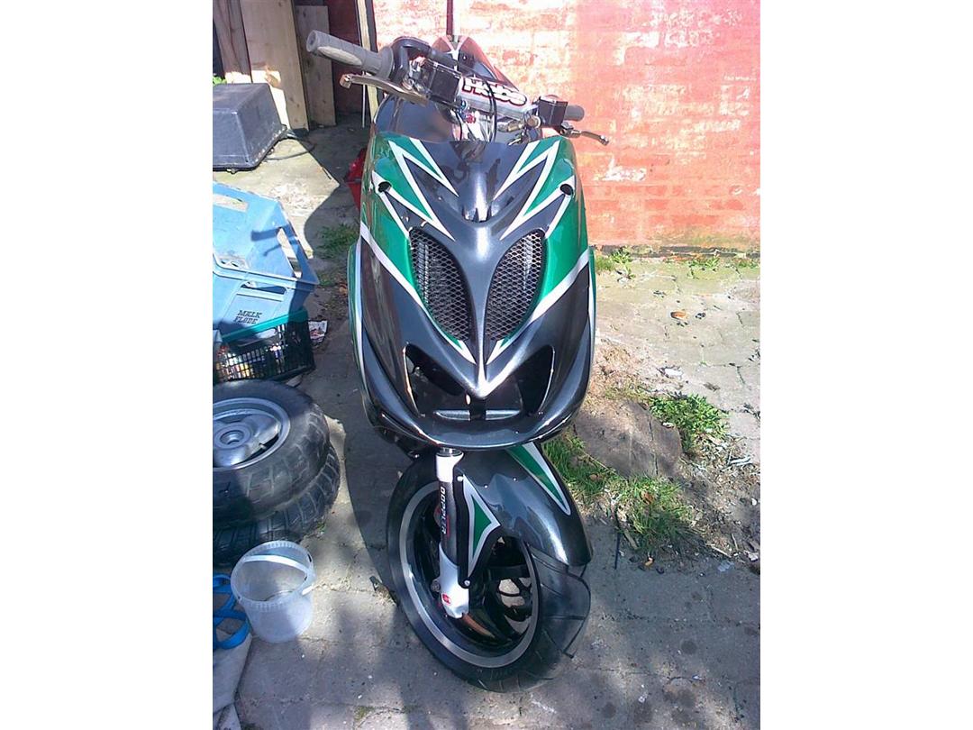 Sorte＋ Yamaha Aerox Pata Negra - 2003 - Der bliver ændret lidt på