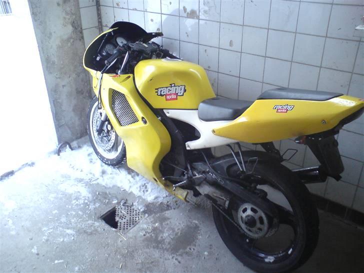 Aprilia rs 50 BYTTET TIL RALLY - der sidder lige en andet bagdæk på lige i øjeblikket fordi det andet punkterede og nu er det der også punkteret  billede 10