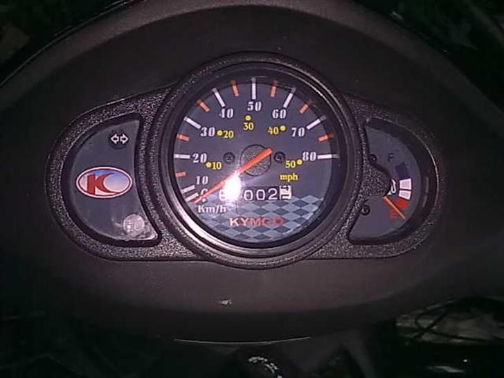 Kymco Agility - <-- Blinklys & langt lys  ||| Speed-o-meter  ||| benzin måler --> billede 2