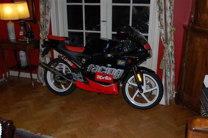 Aprilia RS 50 REPLICA væk - Efter billederne var taget, blev den så sat tilbage i dens vinterhi i stuen<3 :D  billede 16
