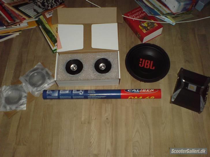 Aprilia Sonic JBL Music (stjålet) - det er anlægget så ud da jeg lige havde påkket det ud(: 10"sub 2*6" mellemtoner 200 watt forstærker alt sammen JBL. billede 4