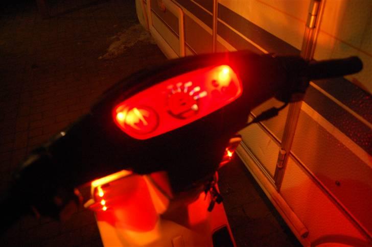 PGO hot 50 stjålet - dusør.. - 2 røde dioder i speedometeret blev der også monteret :-) billede 13