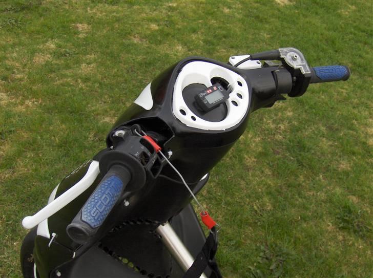 Yamaha Jog R LC TS2  - styrskjoldet er knap så fedt malet, men skidt pyt :) billede 9