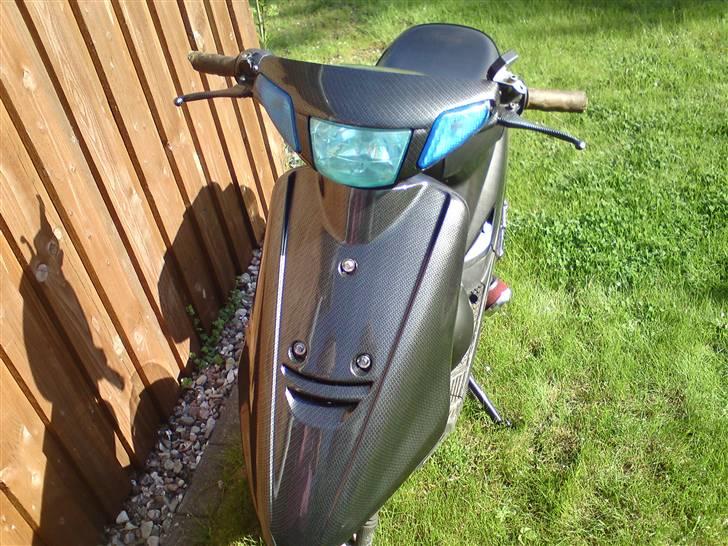 Yamaha jog (byttet) - med de nye carboon look skjolde :D billede 1