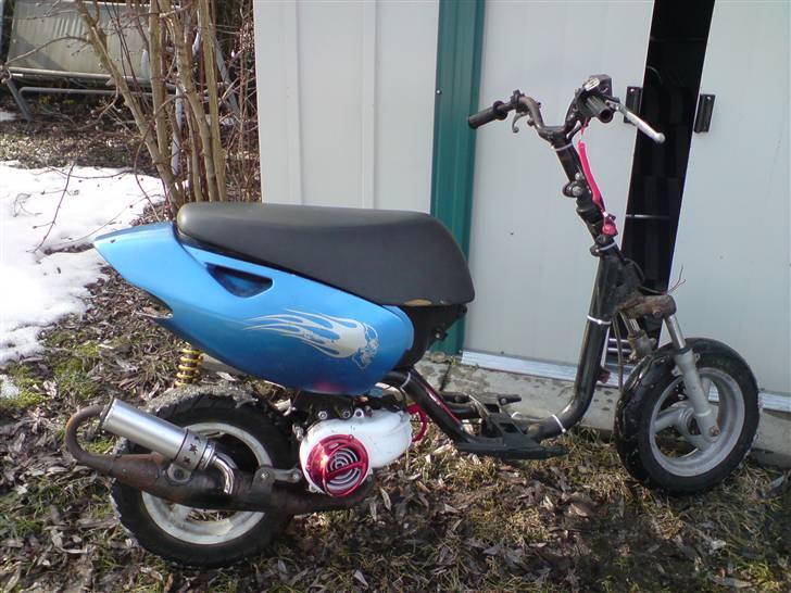 Aprilia Sonic NY på SIDSTE BILLED - Ja sådan ser den ud, fandens grim, men fuldstændigt gal og køre på :D nu kan den samles lidt mere  billede 12