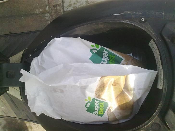 Aprilia SR50 Ditech - Solgt - Ja, der kan være to Carlsberg Sport, et stort kanelbrød og en Oldemors-stang i sæde rummet :D billede 10