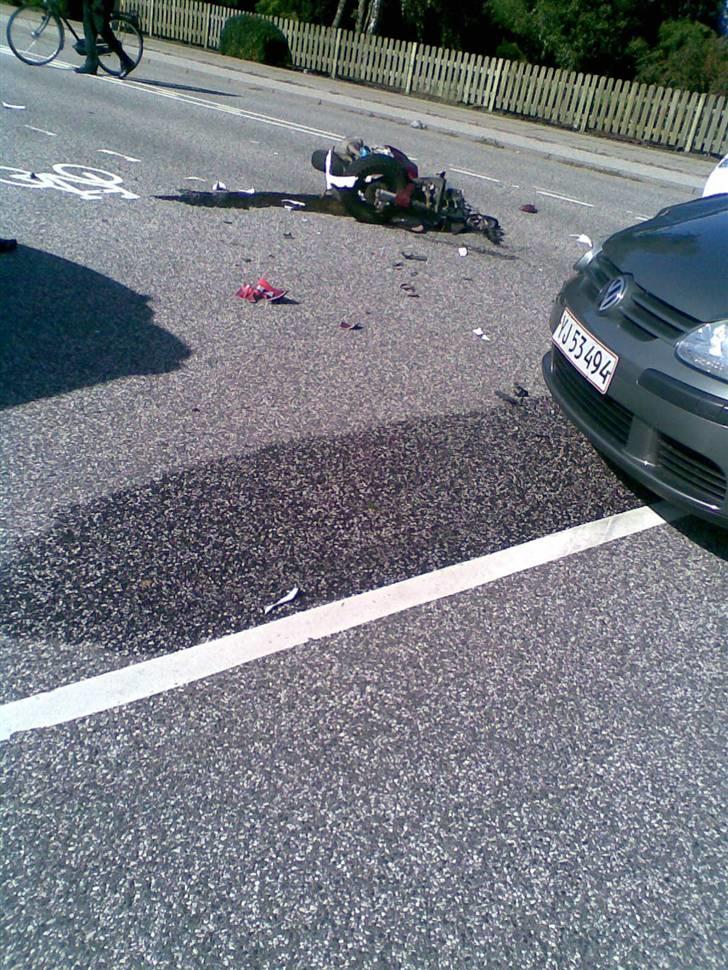 PGO Hot 50 (Påkørt!) - Ja, det meste af fronten røg da! Idiot! billede 9