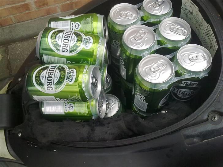 Aprilia SR50 Ditech - Solgt - Jep i ser rigtig, der kan være en hel ramme øl i sæde, fucking 24 øl! :O og en abus lås :D billede 11