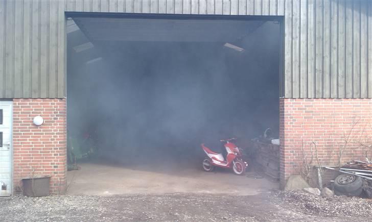 Piaggio NRG POWER DT TILSALG - Vi baggede en Bmw e30 318i op ad et spær i maskinhuset, lavet hjulspind i 3-4 minutter på begrænseren :D Sådan så det ud i 10 minutter, og hold kæft det stank :D billede 5