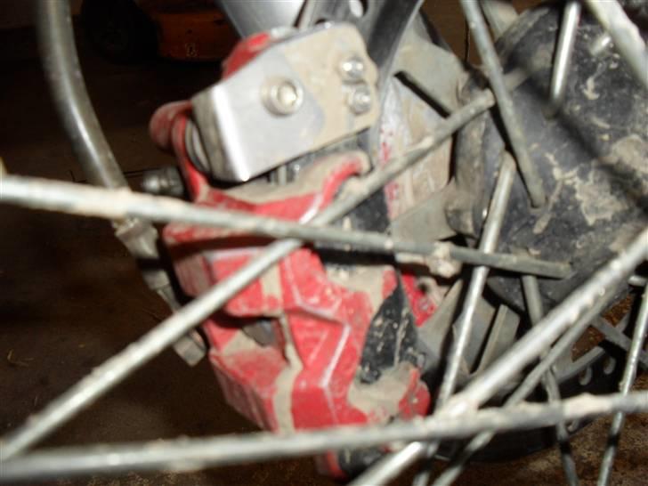 Yamaha YZ - Bremsen har min morfar lavet, men han er mekaniker så den dur perfekt :D billede 6