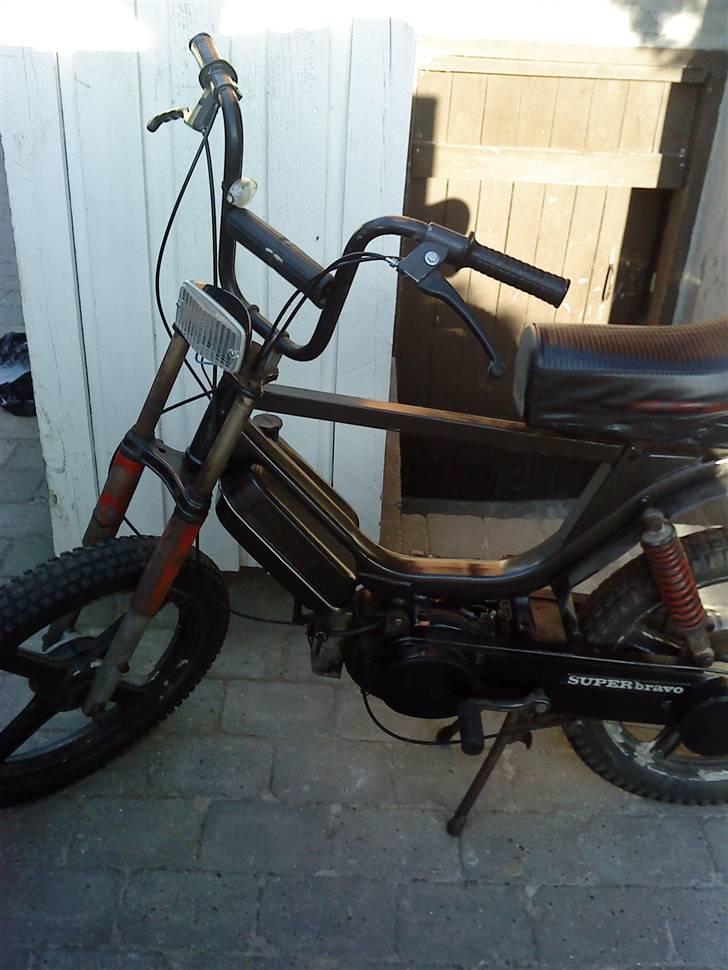 Vespa Super Bravo - Jah... nu er den ogs blevet malet. :) :) billede 4