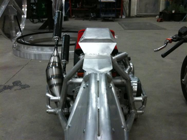 Piaggio 2Cylinder Sprinter Solgt - Den er rimelig bred bagtil, og fodhvilerne er ikke kommet på endnu. billede 19