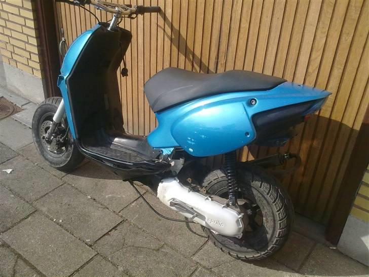 Aprilia Rally ac - rallyen efter vi har pillet ved motoren. den er bare lige samlet hurtigt med skjolde osv:D billede 5