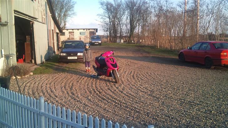 Aprilia Sonic Big bore +NX solgt - Min niece der lige synes hun skulle med på billedet inden hun skulle prøve billede 1