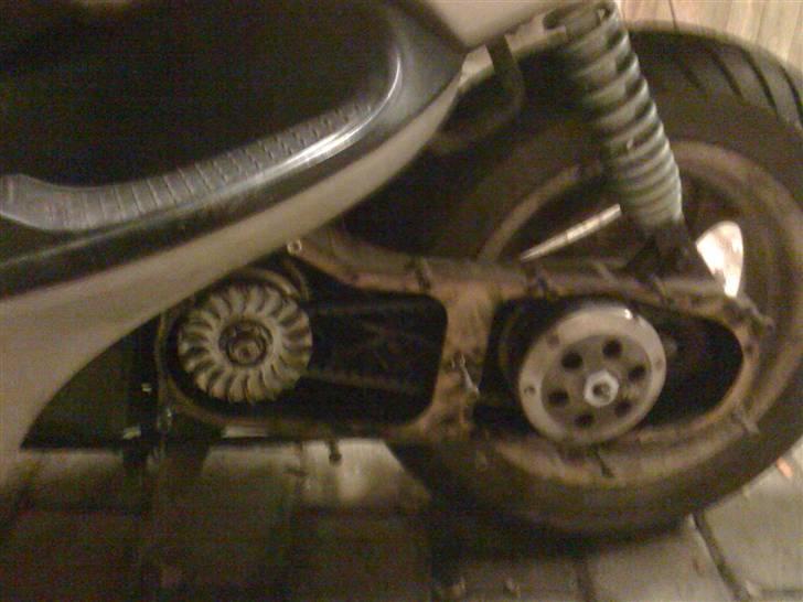 Yamaha Neos - Så røg varioskjold af, klar til slibning og maling + klarlak! billede 3