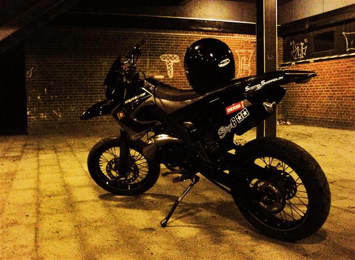 Derbi Senda SM X-treme - Solgt - En pause på Lynge skole, på vej hjem fra en aftentur :b billede 14