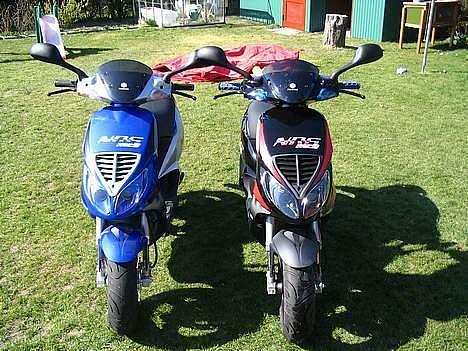 Piaggio Nrg mc3 (SOLGT) - Min bedste ven Nicolai´s sorte NRG til højre og min Blå til venstre billede 4