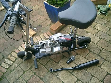 MiniBike                 Løbehjul  - udstødningen og filtert ska bare lige på (: billede 10