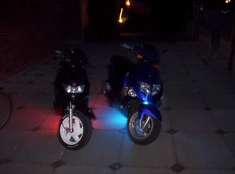 PGO *Dr. Big* {Neonbanden©} - Min ride ved siden af en af mine venners, tjek hans "profil" ud: http://www.scootergalleri.dk/html/gal_visbil.asp?ID=40062 billede 10