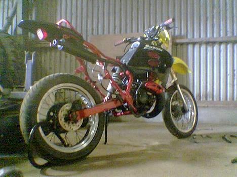 Suzuki smx-= Team SP=- solgt :'( - ja det ser jo dejlig ud. de andre er ved at blive omlakkeret da der er en som har ridset skjoldene :( billede 10