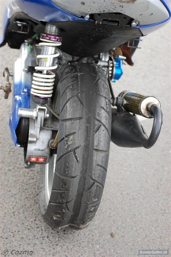 Yamaha Jog R LCDD - Der sprang dækket sgu. Så er det meget nemmere at få af fælgen. billede 11