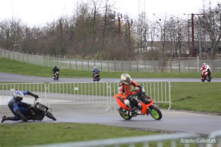 Yamaha jog-LC>VIPSEN<(VÆK) - ja det gik lige lidt for stærk:) hehe  havde en lille duel med og kører fra ham på jog r´ern billede 3