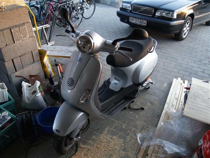 Vespa LX 50 - Stabilt opbygget i plade med en tørvægt på 96 kg. billede 1