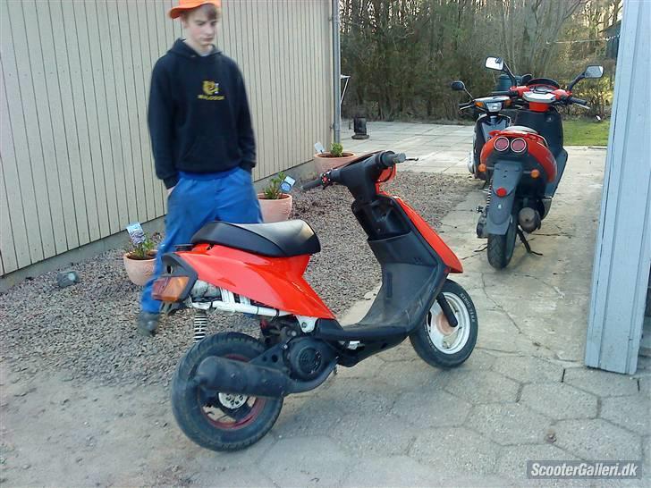 Yamaha Jog FS AC  - Den super glade ejer, med en nice kasket man får af speedline :D  billede 3