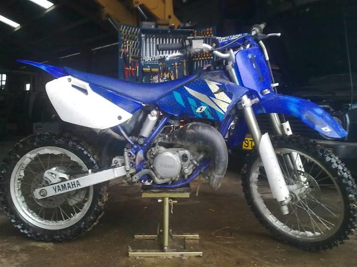 Yamaha YZ85 (byttet) - lige da jeg fik dne, med def. forgaffel+gearkasse+alle mulige småting :) billede 1