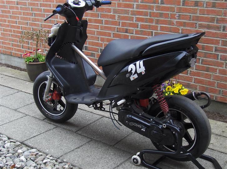 Yamaha Jog R LC TS2  - Dagen efter Træf 7000 - Skrammet skjold + færdig kickstarterarm :D. - Resultatet af gearolie der rendte ud.. billede 14