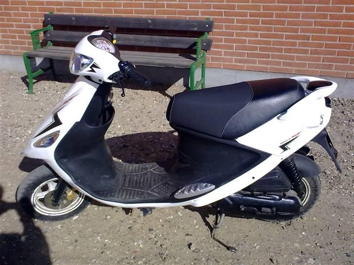 PGO White Magic - Taget d. 18 april 2010 :) efter og ha´ kørt lidt rundt på gården. billede 10