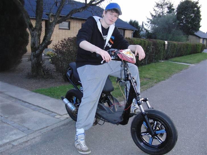 Yamaha Jog R™// El Tempo Byttet! - "I er bare rappers der gerne vil være gangsters, måske er jeg bare en gangster der gerne vil være rapper?" billede 1