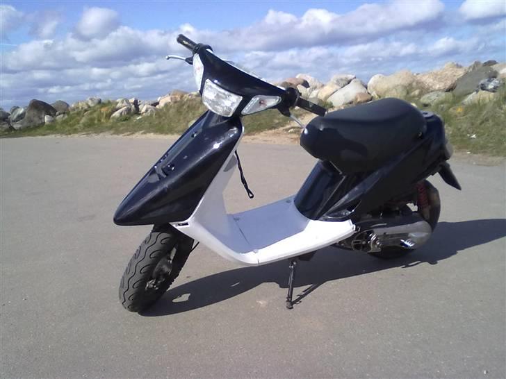 Yamaha jog as "SOLGT" - mangler det hvide side skjold under siden da der var lidt problemer med at sætte det på. billede 14